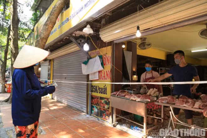 Theo chị Thành, trước đây, công việc bán nem đem lại nguồn thu ổn định giúp gia đình trang trải cuộc sống hàng ngày. Từ khi dịch bệnh bùng phát, nguồn thu nhập từ cửa hàng cũng không được như trước cộng thêm gánh nặng từ chi phí mặt bằng. 