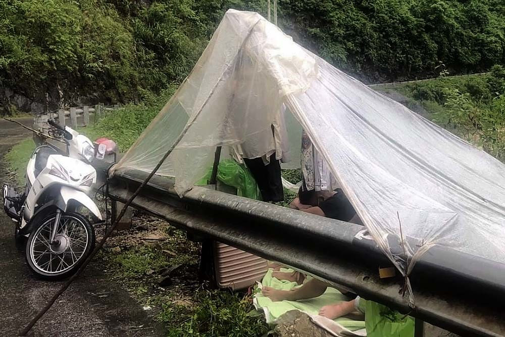 Nguoi dan khong duoc vao dia ban phai mac lan ngu duoi mua la sai su that