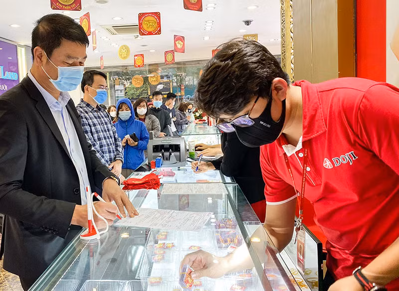 Gia vang hom nay 16/8: USD xuong thap, vang tiep tuc tang len