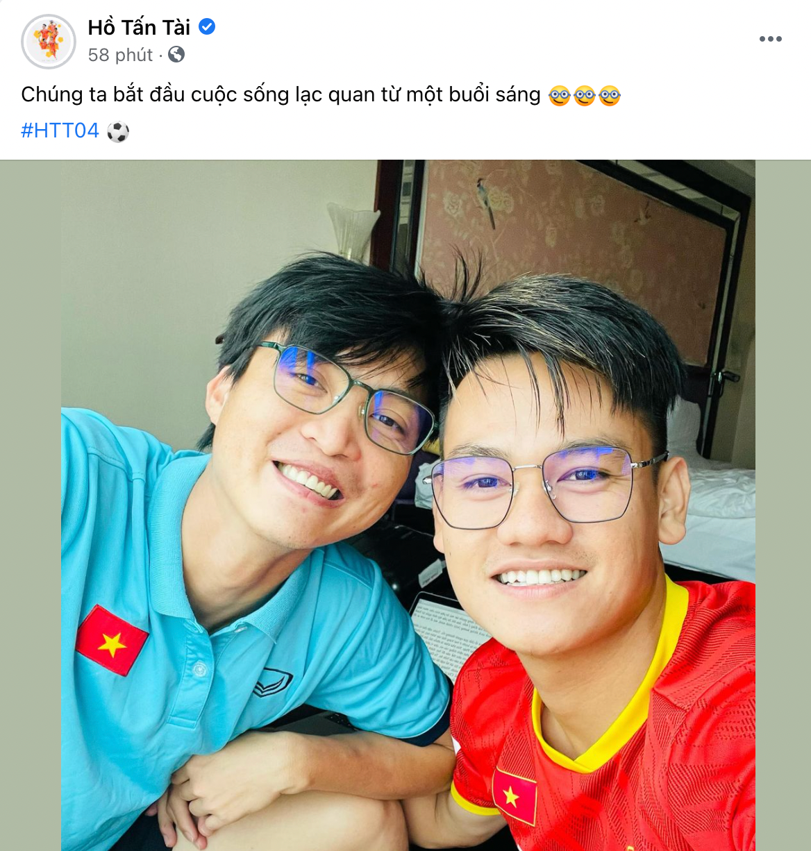 Bức ảnh chụp chung với Nguyễn Tuấn Anh của Hồ Tấn Tài khi cả hai đang cùng mang kính cũng khiến dân mạng thích thú. Tuấn Anh có tâm sự với Zing rằng anh duy trì thói quen đọc sách cả khi ở nhà, CLB lẫn khi lên tuyển. Ảnh chụp màn hình.