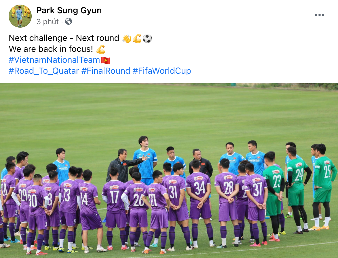 HLV thể lực Park Sung-gyun cũng hào hứng chia sẻ khoảnh khắc được trở lại làm việc ở môi trường đội tuyển. HLV Lee Young-jin tạm thời phụ trách chính về chuyên môn trong thời gian này cho đến khi HLV trưởng Park Hang-seo kết thúc cách ly y tế. Ảnh chụp màn hình.