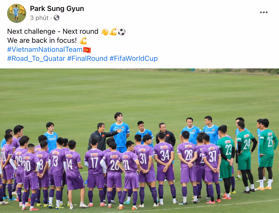 HLV thể lực Park Sung-gyun cũng hào hứng chia sẻ khoảnh khắc được trở lại làm việc ở môi trường đội tuyển. HLV Lee Young-jin tạm thời phụ trách chính về chuyên môn trong thời gian này cho đến khi HLV trưởng Park Hang-seo kết thúc cách ly y tế. Ảnh chụp màn hình.