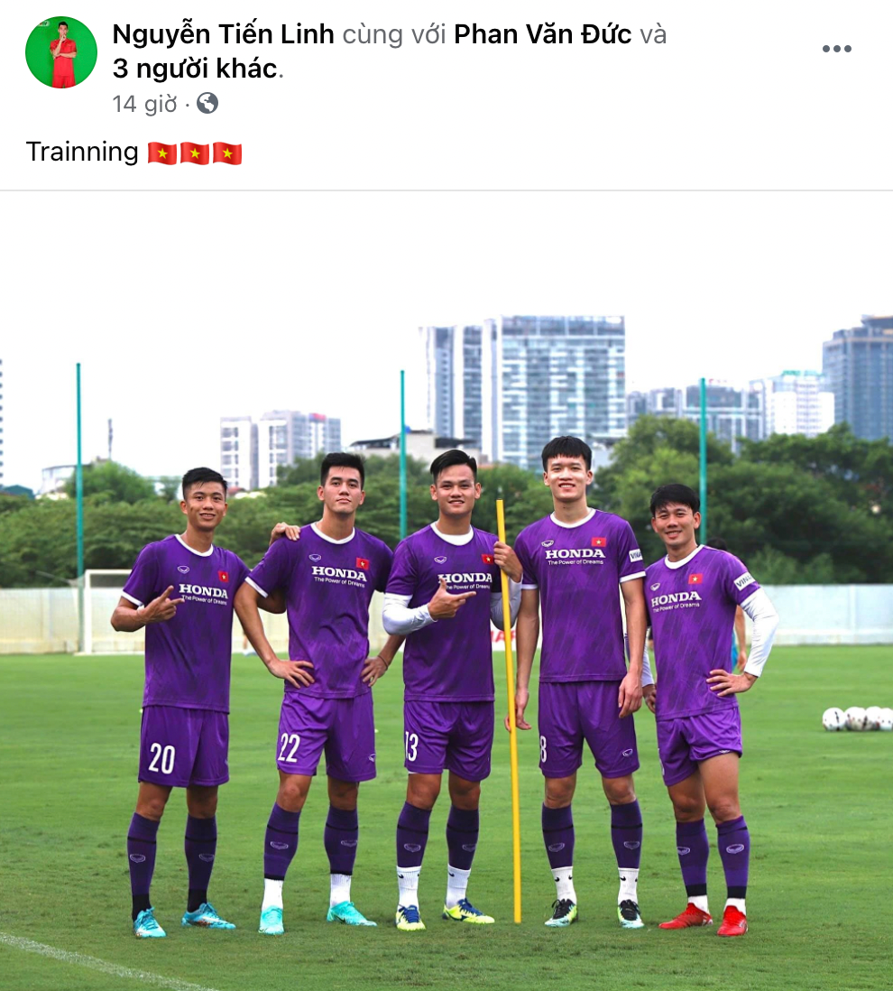 Tiến Linh chia sẻ niềm vui khi được gặp mặt đồng đội sau buổi tập đầu tiên trên tuyển. Dân mạng nhận ra sự khác biệt của Minh Vương khi đứng cạnh các cầu thủ cao hơn 1,8 m và đùa anh bằng cái tên "gã khổng lồ". Ảnh chụp màn hình.