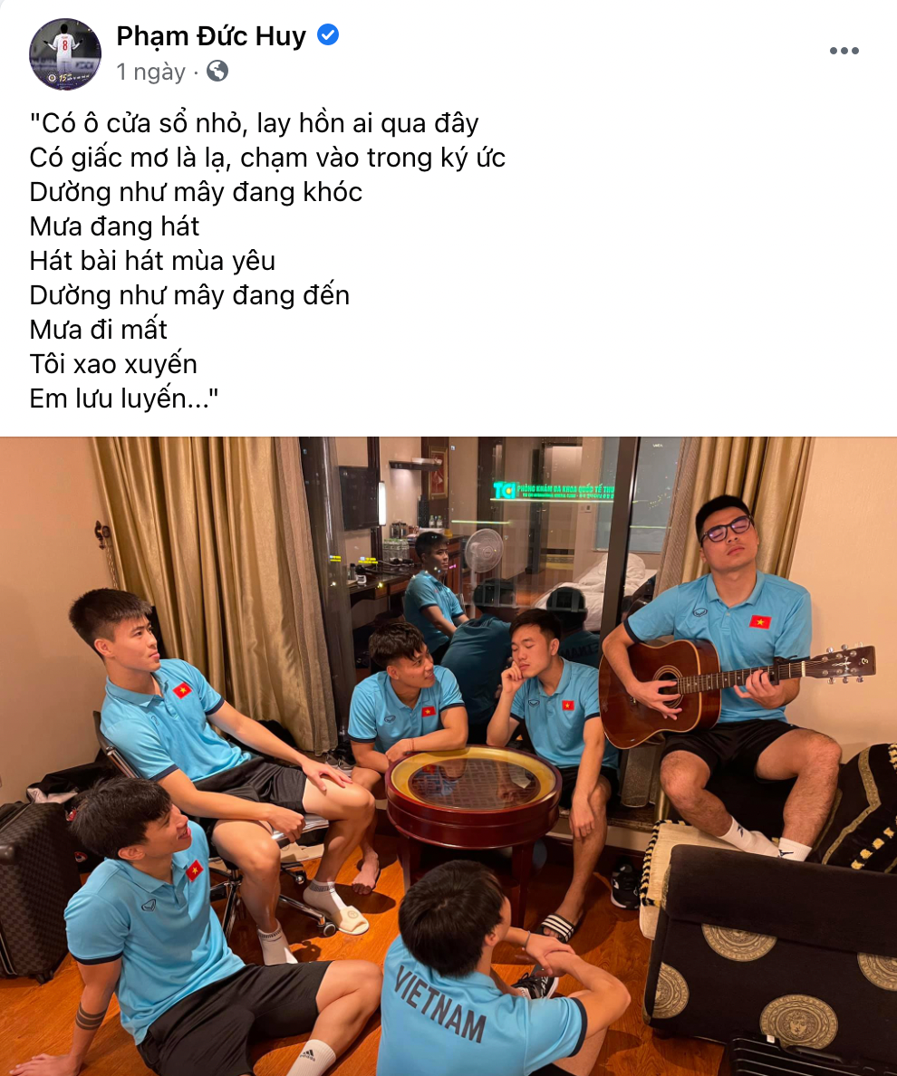 Kết thúc vòng loại thứ hai World Cup 2022 chưa lâu, các tuyển thủ Việt Nam lại tái ngộ để hướng đến mục tiêu mới. Hôm 4/8, Phạm Đức Huy biểu diễn tài đàn hát để xua tan sự mệt mỏi của nhiều đồng đội trong hành trình hội quân tại Hà Nội. Vũ Văn Thanh (thứ hai từ trái qua) kể với Zing rằng anh và các đồng đội ở HAGL phải trải qua hành trình di chuyển rất vất vả từ Pleiku do ảnh hưởng của dịch Covid-19. Ảnh chụp màn hình.
