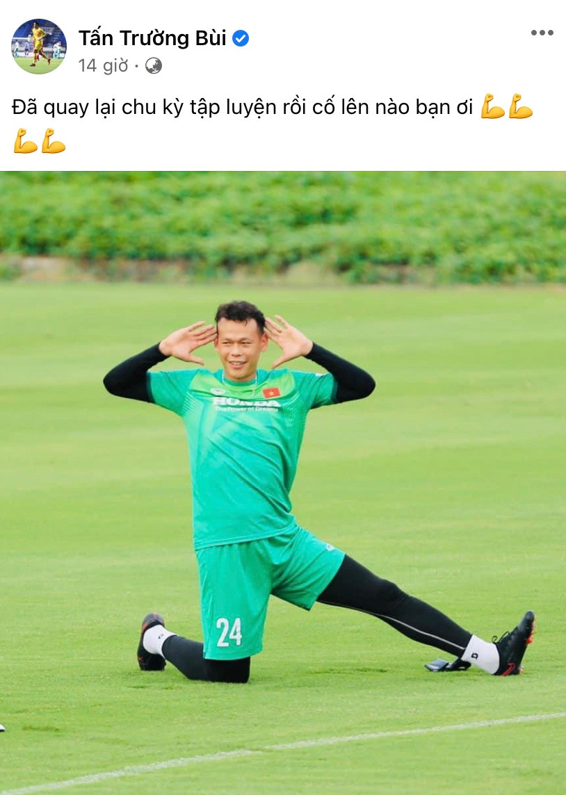 Nhiều cầu thủ tỏ ra phấn khích khi trở lại đội tuyển. "Cây hài" Bùi Tấn Trường cũng không ngoại lệ. Thủ môn sinh năm 1986 cùng nhóm cầu thủ CLB Hà Nội đã phải tập chay khá lâu trong thời gian giãn cách xã hội tại thủ đô. Ảnh chụp màn hình.