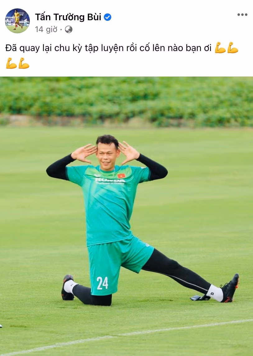 Nhiều cầu thủ tỏ ra phấn khích khi trở lại đội tuyển. "Cây hài" Bùi Tấn Trường cũng không ngoại lệ. Thủ môn sinh năm 1986 cùng nhóm cầu thủ CLB Hà Nội đã phải tập chay khá lâu trong thời gian giãn cách xã hội tại thủ đô. Ảnh chụp màn hình.