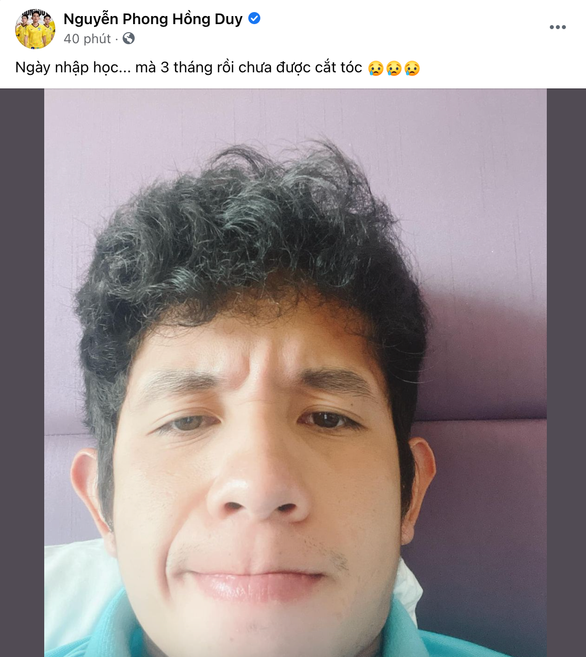 Ảnh hưởng của dịch bệnh khiến Hồng Duy chưa kịp sửa sang mái tóc trước khi lên hội quân lần này. Duy vốn có thói quen nhuộm tóc, tạo kiểu trong mỗi dịp lên tuyển trước đây. Ảnh chụp màn hình.