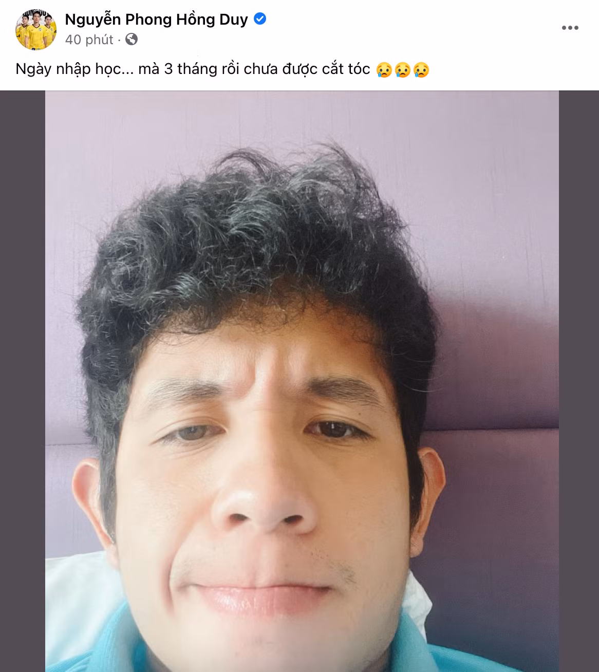 Ảnh hưởng của dịch bệnh khiến Hồng Duy chưa kịp sửa sang mái tóc trước khi lên hội quân lần này. Duy vốn có thói quen nhuộm tóc, tạo kiểu trong mỗi dịp lên tuyển trước đây. Ảnh chụp màn hình.