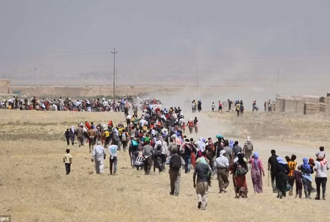 Những người Yazidi trên đường sơ tán.