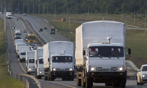 Đoàn xe chở hàng cứu trợ Nga di chuyển trên đường.