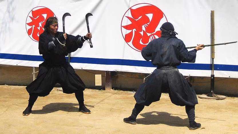 Tran chien khoc liet giua 12 gia toc ninja