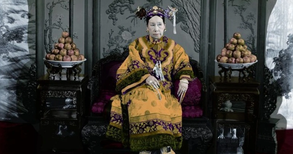 Sự miêu tả này rất quy cách và tiêu chuẩn, rất phù hợp với cách viết trong những tài liệu lịch sử truyền thống. Từ Hi khi còn trẻ rất xinh đẹp, tư chất đoan chính, khí chất ngời ngời, rất nhiều nam nhân sẽ dừng lại ngắm nhìn khi thấy bà.