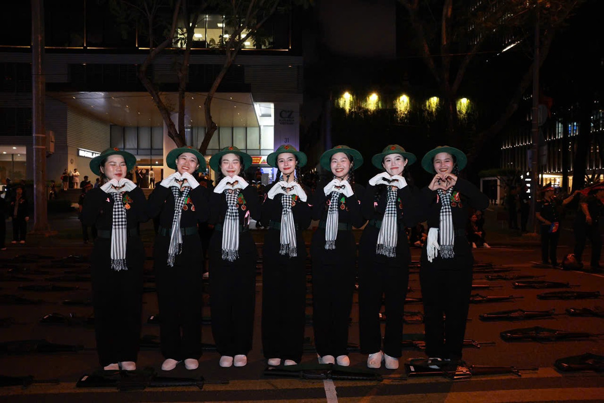 Tranh thủ lúc thời gian tổng hợp luyện chưa bắt đầu, các chiến sĩ giao lưu cùng người dân và ghi lại những khoảnh khắc, kỷ niệm đẹp