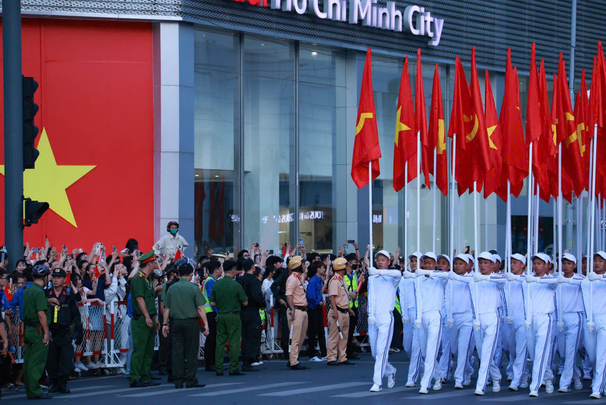 Khối Hồng kỳ vào vị trí