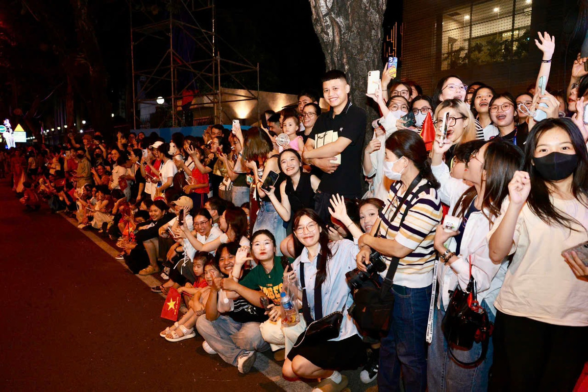 Rất đông người dân, nhất là các bạn trẻ đã đến đường Lê Duẩn để theo dõi tổng hợp luyện và cổ vũ cho các chiến sĩ, lực lượng tham gia diễu binh diễu hành.