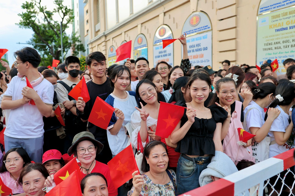 Rực rỡ cờ hoa đón chào các cánh quân hướng về trung tâm cho buổi tổng hợp luyện lần thứ hai diễu binh diễu hành