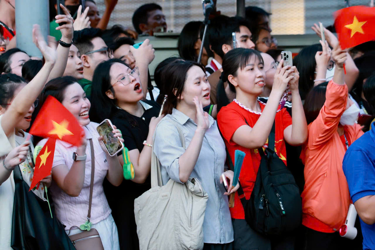 Đón chào những người lính hướng về trung tâm TPHCM