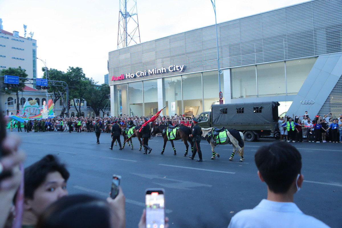 Người dân phấn khích trước sự xuất hiện của lực lượng Kỵ binh CAND