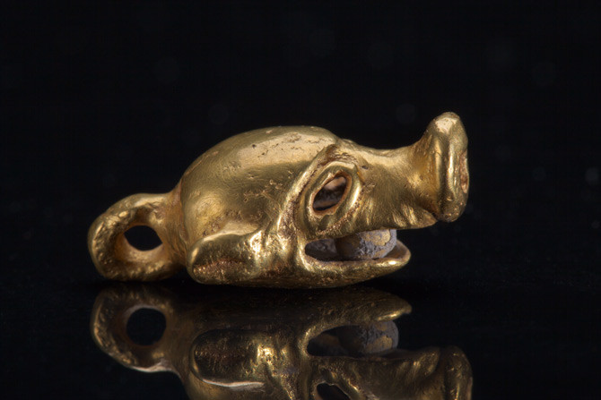  Trong số các xác chết một đứa trẻ được mặc trang phục bằng vàng, có thể là con trai của tù trưởng. Bộ trang phục bao gồm những tấm vàng nhỏ, vòng tay, hoa tai và một chiếc vòng cổ bằng đá bán quý.