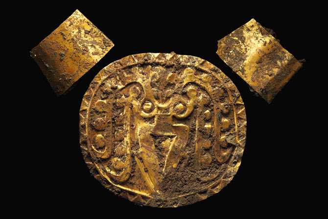 Dưới đáy hố, bản thân vị tù trưởng được nâng đỡ bởi một loại bệ được tạo ra từ sự sắp xếp chặt chẽ của 25 thi thể. Bà Mayo tin rằng những cá nhân đó có thể là tù binh chiến tranh hoặc nô lệ bị hiến tế hoặc tự sát—một mối liên hệ tiềm ẩn với Sitio Conte, nơi đã tìm thấy những sắp xếp chôn cất tương tự.