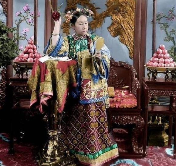 Từ Hi vào cung năm mười sáu tuổi và trở thành Lan Quý nhân. Nhưng Thanh Văn Tông Hàm Phong Đế khi đó có rất nhiều thê thiếp, cho nên Từ Hi nhập cung đã lâu không được vua sủng ái.