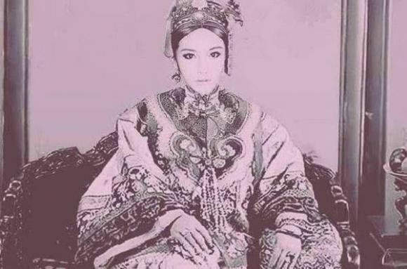  Nhìn những bức ảnh của bà khi còn trẻ, kết hợp với những tư liệu sách về lịch sử, không khó để nhận thấy Từ Hi Thái hậu thời trẻ quả thực là một đại mỹ nhân. Từ Hi Thái hậu. Ảnh: Sohu.