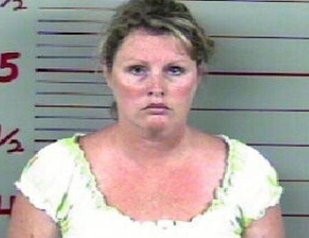 Kristin Holzman, 39 tuổi, giả ung thư não và mở một trang Facebook nhằm thu hút chú ý, lòng hảo tâm của cộng đồng để lừa gạt 16.000 đô. Một tổ chức từ thiện địa phương thậm chí còn tặng ngôi nhà mới cho Kristin.