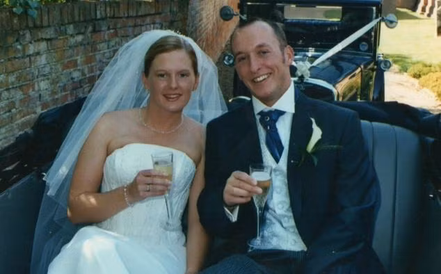 Fischer (ảnh chụp vào ngày cưới cách đây 10 năm) bị đột quỵ và tạm thời bị tê liệt. Cô cũng mất khả năng nói và nhận ra gia đình.