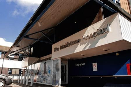 Các phát ngôn viên tại bệnh viện địa phương cho biết: "Chúng tôi rất xin lỗi khi biết rằng ông bà Powell không hài lòng với kết quả tại bệnh viện Maidstone A &amp; E trong tháng 9. Chúng tôi luôn sẵn lòng làm lại các xét nghiệm nếu bệnh nhân yêu cầu”.