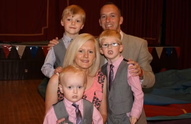 Laura Fischer Beards (ảnh chụp trước khi bị bệnh với chồng cô, Mark, và 3 con trai Sebastian, Elliot và Henry) đã được chẩn đoán có một khối u não phát triển vào tháng 8/2012.