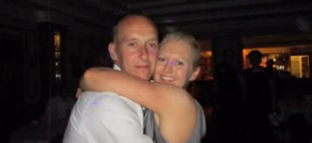 Cô Fischer (ảnh với Mark) hiện vẫn được hóa trị nhưng chỉ còn sống thêm khoảng 3 tháng.