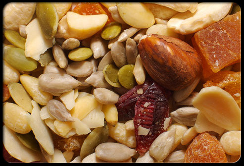 Các loại hạt hỗ trợ sức khỏe của xương theo nhiều cách. Quả óc chó và hạt lanh bao gồm các axit béo omega-3. Đậu phộng và hạnh nhân chứa kali, giúp chống lại sự mất mát canxi trong nước tiểu. Các loại hạt cũng chứa protein và chất dinh dưỡng khác có vai trò hỗ trợ việc xây dựng xương chắc khoẻ.