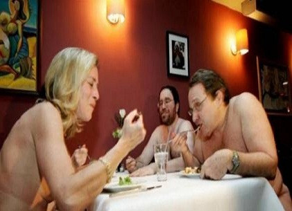 New York: Thưởng thức bữa tối của bạn mà không cần phải lo lắng về quần áo! Tất cả việc bạn cần làm là trút bỏ xiêm y và gọi món. Bạn chắc chắn sẽ không cảm thấy xấu hổ khi bạn đã đặt chân vào nhà hàng đầy những thực khách khỏa thân!