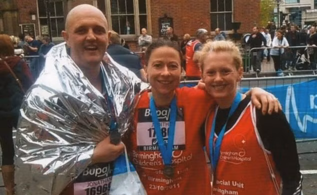 Cô Fischer (bên phải, năm 2011) hiện đang cố gắng nâng cao nhận thức về các khối u não và nhu cầu gây quỹ nghiên cứu.