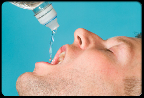 Bạn gặp khó khăn trong việc nuốt thực phẩm (ăn, uống), đó có thể triệu chứng của ung thư thực quản.