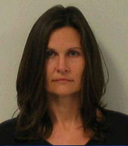 Martha Nicholas, 43 tuổi đến từ Virginia, bị phạt 100 đô và 5 năm quản chế vì nói dối mình bị ung thư buồng trứng giai đoạn cuối nhằm lừa đảo tiền. Các nhà chức trách ước tính số tiền lên đến hơn 10.000 đô la.