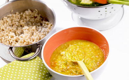 Thịt gà, thịt cừu, thịt bò là nguồn protein tuyệt vời, cũng như sắt, riboflavin, niacin, vitamin B6 và kẽm. Các bé từ 7 – 10 tháng tuổi trở lên có thể ăn được thịt xay nhuyễn mịn với rau để bổ sung chất.