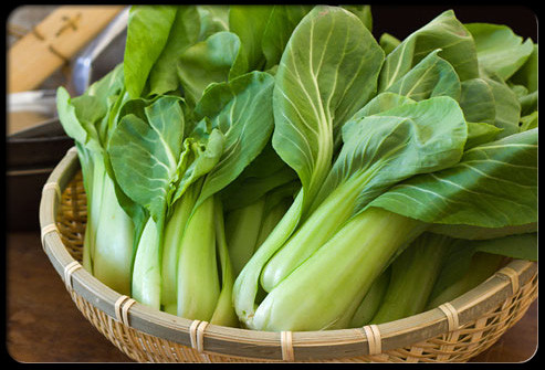 Lượng canxi dồi dào trong nhiều loại rau lá xanh đậm như rau cải (như hình), cải thảo, cải xoăn. Một chén nhỏ củ cải xanh nấu chín có khoảng 200 mg canxi.