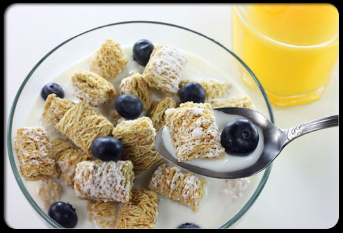 Những thực phẩm bổ sung không chứa canxi tự nhiên nhưng được nâng cao hàm lượng các khoáng chất cần thiết khác nhau. Nước ép cam bổ sung 240 mg canxi, và ngũ cốc cung cấp lên đến 1.000 mg mỗi cốc.