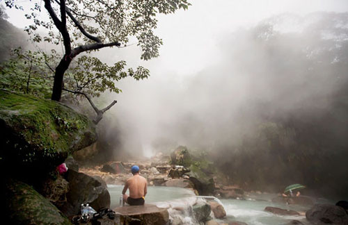 Tắm suối nước nóng. Hầu hết các suối nước nóng có chứa lưu huỳnh. Các nhà khoa tin rằng lưu huỳnh là một trong những khoáng chất tốt nhất.