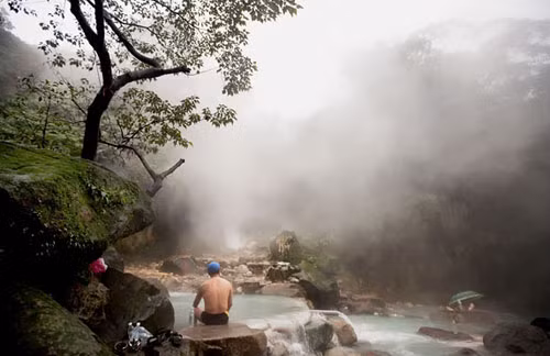 Tắm suối nước nóng. Hầu hết các suối nước nóng có chứa lưu huỳnh. Các nhà khoa tin rằng lưu huỳnh là một trong những khoáng chất tốt nhất.