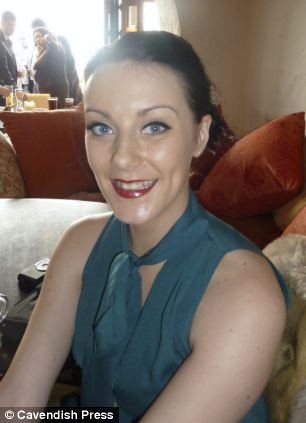 Carly Harper, 24 tuổi, mang thai năm tháng thì vỡ ối vào ngày 17/5/2012. Cô nhập viện và sau 2 ngày được chẩn đoán bị sốc nhiễm trùng, nhiệt độ cơ thể tăng giảm bất thường.