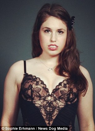 Tuy nhiên, Sophie quyết định công khai căn bệnh của mình. Những bức ảnh về cô tại triển lãm Mỹ thuật New York vào tháng 9 đã gây sốc cho người xem.