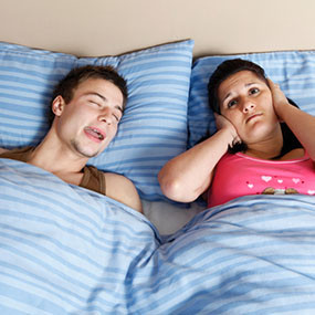 Thở khò khè do nhiều nguyên nhân, một trong số đó là lành tính và dễ dàng điều trị. Tuy nhiên, thở khò khè cũng là một triệu chứng ung thư phổi. Đừng chủ quan cho rằng đó là bệnh hen suyễn hoặc dị ứng. Chỉ có bác sĩ mới chẩn đoán chính xác được nguyên nhân gây ra nó.