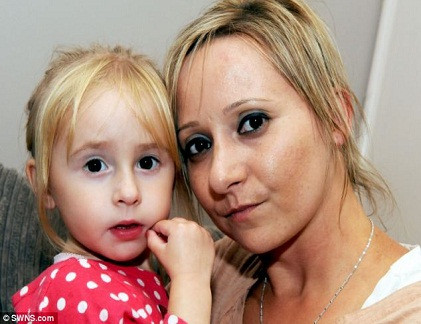 Lo sợ mình sẽ chết, cô Powell bắt đầu thu xếp để đảm bảo con gái 2 tuổi Sophie được chăm sóc chu đáo. Gia đình cô từ Ba Lan cũng lên kế hoạch sang thăm cô. “Tôi như phát điên và khóc cả đêm khi nghĩ đến con gái mình”, cô nói.