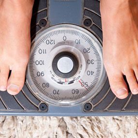 Nếu bạn sút cân nhiều không rõ lý do, đó có thể là dấu hiệu của ung thư. Điều này xảy ra do các khối u phát triển nhờ sử dụng năng lượng cơ thể.