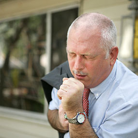 Nếu nhiễm trùng đường hô hấp hay cảm lạnh, cơn ho sẽ biến mất sau 1-2 tuần. Nhưng cơn ho dai dẳng, dù là ho khan hay có đờm, cũng có thể là dấu hiệu của ung thư phổi. Hãy đến khám bác sĩ ngay để được chụp X-quang và làm các xét nghiệm cần thiết khác.