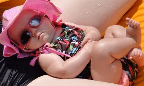 Đáp án A: Mũ rộng vành có tác dụng bảo vệ con bạn khỏi ánh nắng mặt trời, đặc biệt khi kết hợp với kính râm (bảo vệ mắt và da xung quanh) và kem chống nắng.