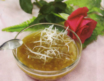 Bát chè bà cốt với những hạt gạo nếp căng tròn, dẻo thơm lẫn trong thứ nước đường nâu cánh gián óng mượt, sóng sánh, nóng hổi, có vị ngọt nhẹ, thoảng chút cay thơm nồng của gừng tươi mang lại cảm giác thật ấm lòng.