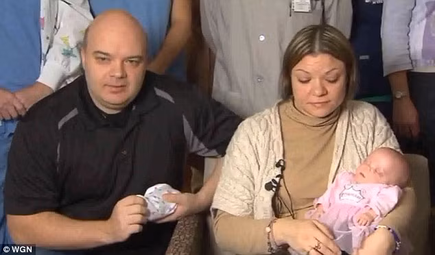 Sau 5 tháng nằm viện, em bé đã được trở về nhà đúng dịp Giáng sinh. Cha mẹ em cho biết họ không còn điều gì hạnh phúc hơn.